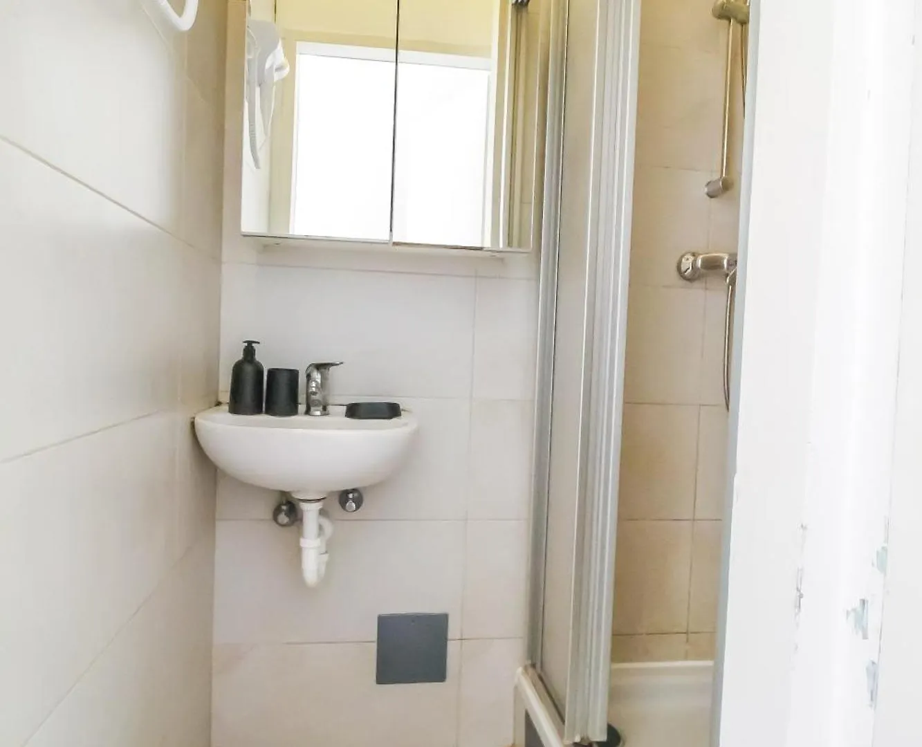 Cozy Room In Floridsdorf Area Pr3 Vienna Homestay
